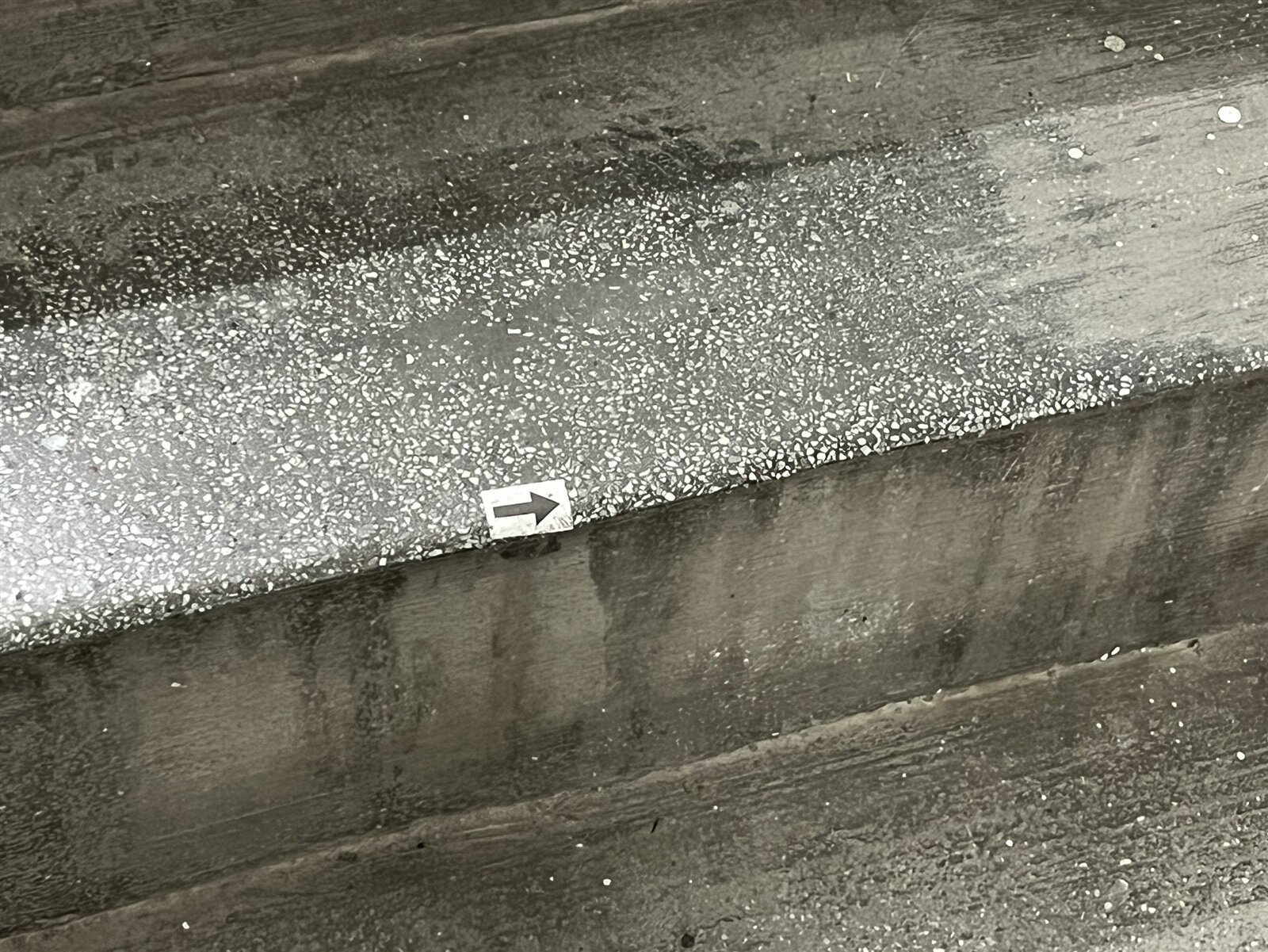 張介宗涉嫌分屍的公寓,現場樓梯還可以看到鑑識人員留下的採證標示。記者張議晨/攝影