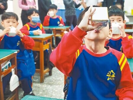 圖為國小學童喝鮮乳。(本報資料照片)