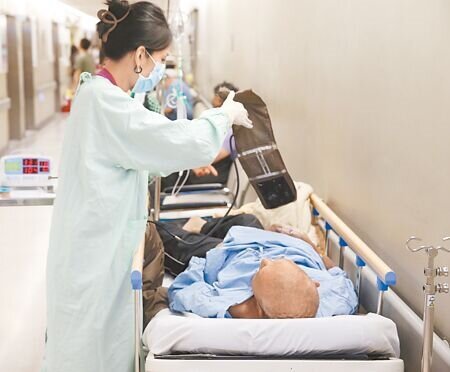 圖為醫院急診室走廊。(本報資料照片)