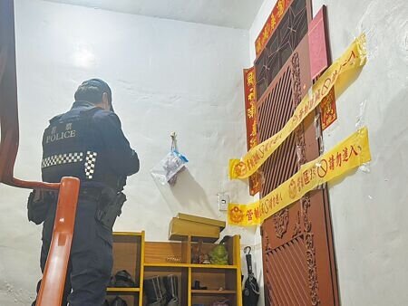 張介宗涉嫌在高雄市前鎮區的住處連續殺人分屍,目前該處圍起封鎖線,警方定期巡簽。(洪靖宜攝)
