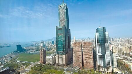 高市財政局公布,2024年各行業營利事業銷售額初估突破6兆元,創下歷史新高。圖為近年產業進駐熱絡的亞灣區。(柯宗緯攝)