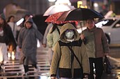 鋒面挾南海水氣雨下很大　吳德榮：兩波冷氣團低溫11度