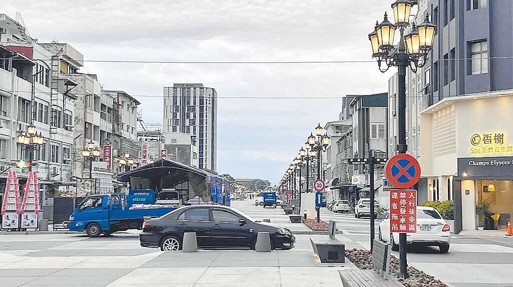 民眾11日在花蓮日出大道中間違規架設私人祭奠帳篷遭檢舉,警方與縣府文化局分別依法對喪家開罰、收取場地費。(花蓮縣文化局提供/羅亦晽花蓮傳真)