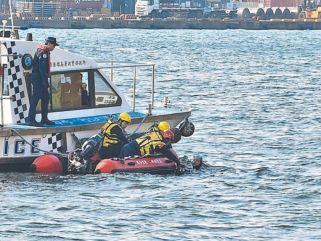 協助在高雄港區搜索分屍案屍骸的潛水教練,10日水面戒護隊員一度與潛水教練失聯,戒護小艇還故障漂離潛水地點,所幸港警總隊協助拖帶救援。(高雄警光救難隊提供/任義宇高雄傳真)