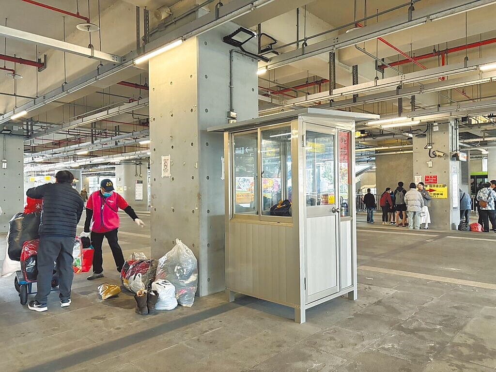 為改善台中火車站遭街友占據的問題,交通局今年起從早上6點至晚間10點派駐保全巡查,並主動勸離街友。(台中市府提供/林欣儀台中傳真)