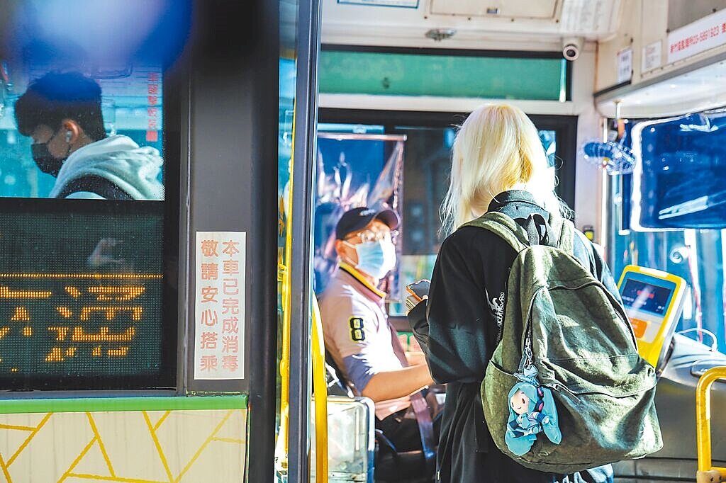 新竹縣快捷9號12日試行第2天,6點首班車沒人搭乘,次班車搭乘人數14人,縣府與業者決定13日首班車調整到6點15分發車。(新竹縣政府提供/羅浚濱新竹傳真)