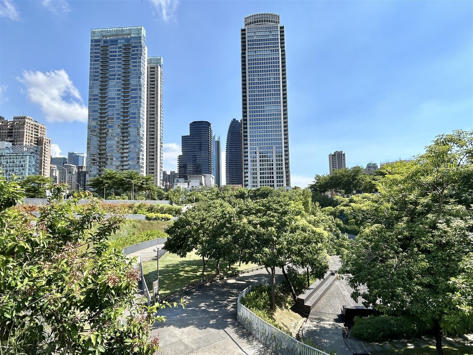 台中豪宅單價王出現在七期秋紅谷生態公園第一排。記者宋健生/攝影