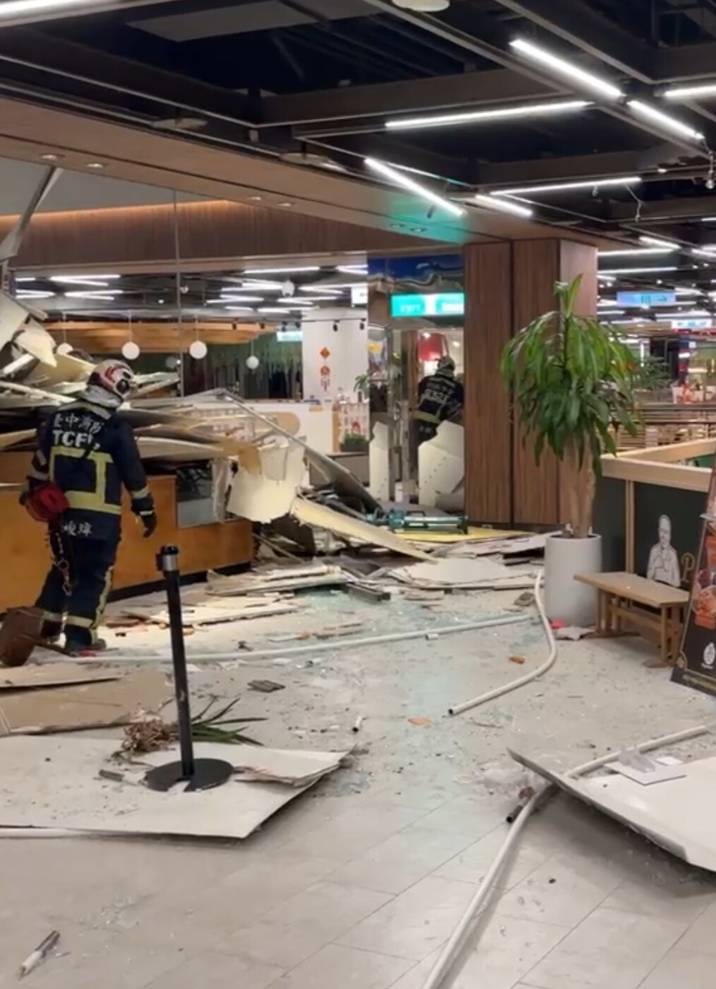 台中新光三越氣爆，美食街一片狼籍，消防人員正在搜救。記者黃仲裕/攝影 