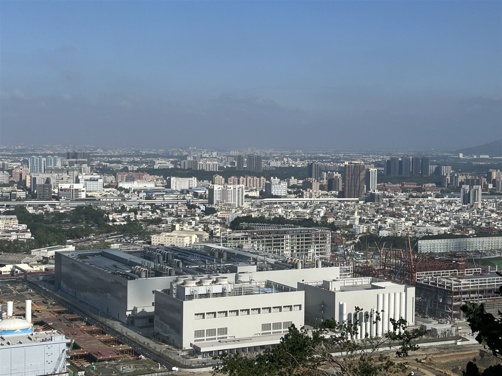 公民團體憂心，台積電5座廠區開發面積共90.05公頃，年用電將達92億度，溫室氣體淨排放量將高達390.28萬噸二氧化碳當量，台積電擴廠應積極負起減碳、設生態公園等社會責任。圖／本報資料照 