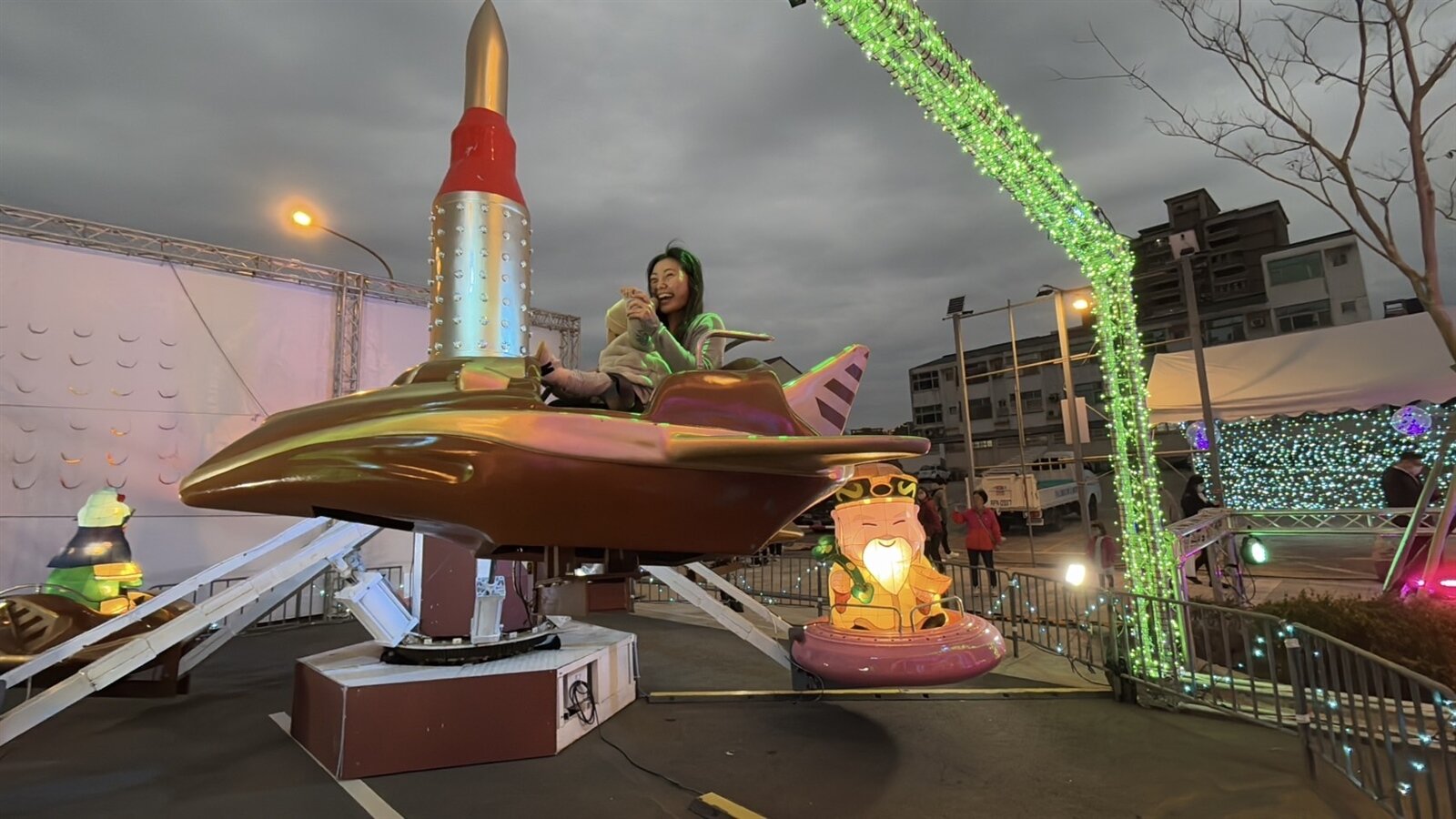 蘆竹誠聖宮推出「太空祈福站」,燈區設有「宇宙銀河」巨型公仔拍照區、「星際廊道」祈福點燈區等。圖:民政局提供