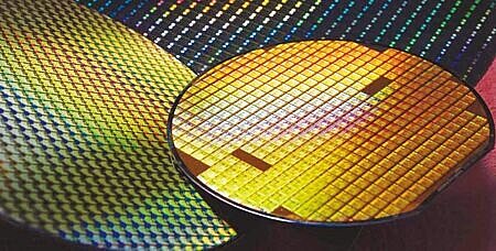 友達晶材將結束太陽能單晶晶片事業,將資源聚焦於半導體測試晶圓與零組件相關領域。圖∕本報資料照片