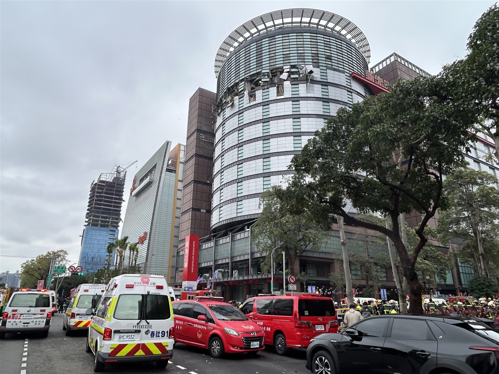 台中新光三越氣爆釀4死20餘傷，台中市府決開罰30萬+全面封館勘查。記者宋健生/攝影 