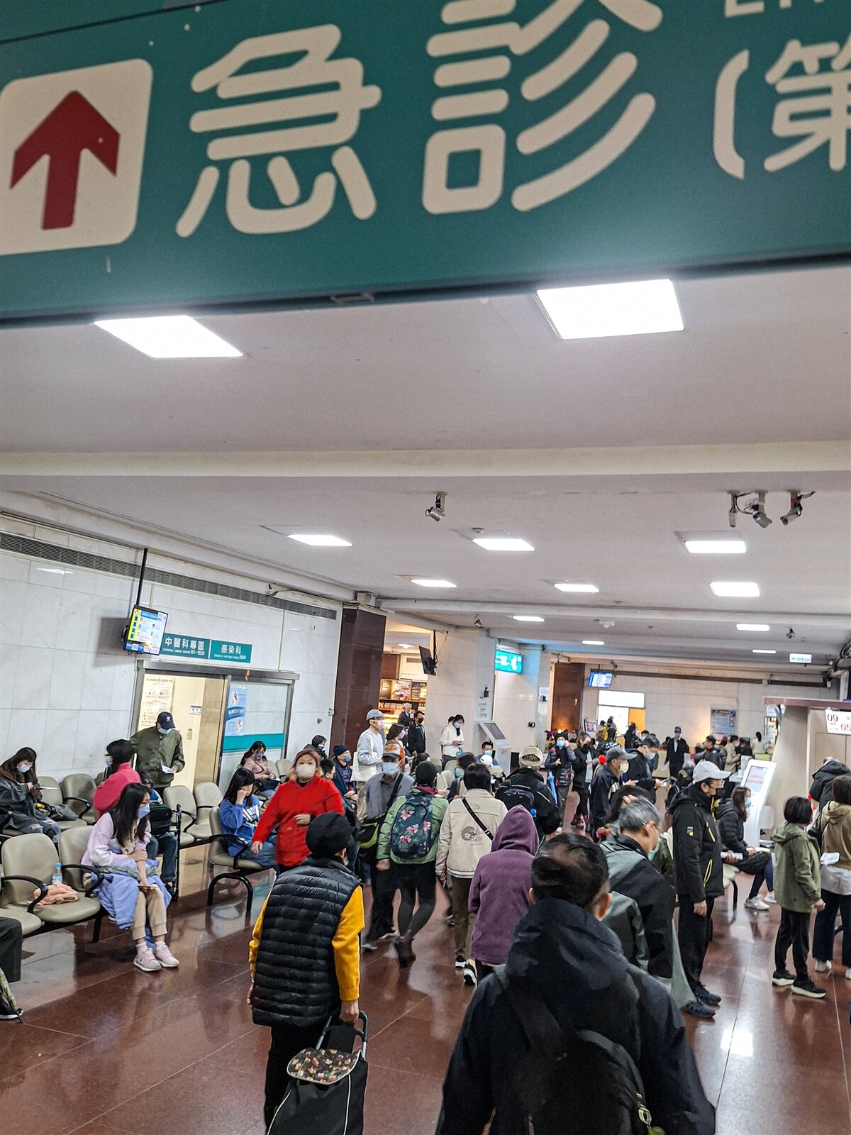 近期類流感患者就醫爆滿,創下十年來新高,外加諾羅病毒肆虐,造成各家醫院急診壅塞,圖為醫院急診區。記者曾原信/攝影