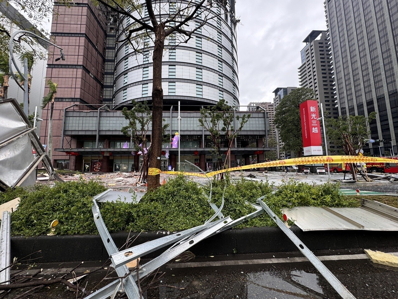 台中新光三越氣爆，外觀一片狼藉。 記者黃仲裕/攝影