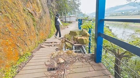 基隆市七堵區六堵險圳步道自去年10月山陀兒颱風來襲遭落石砸毀後,至今遲遲未修復,基隆市議會副議長楊秀玉現勘後要求市府盡快修復。(張志康攝)