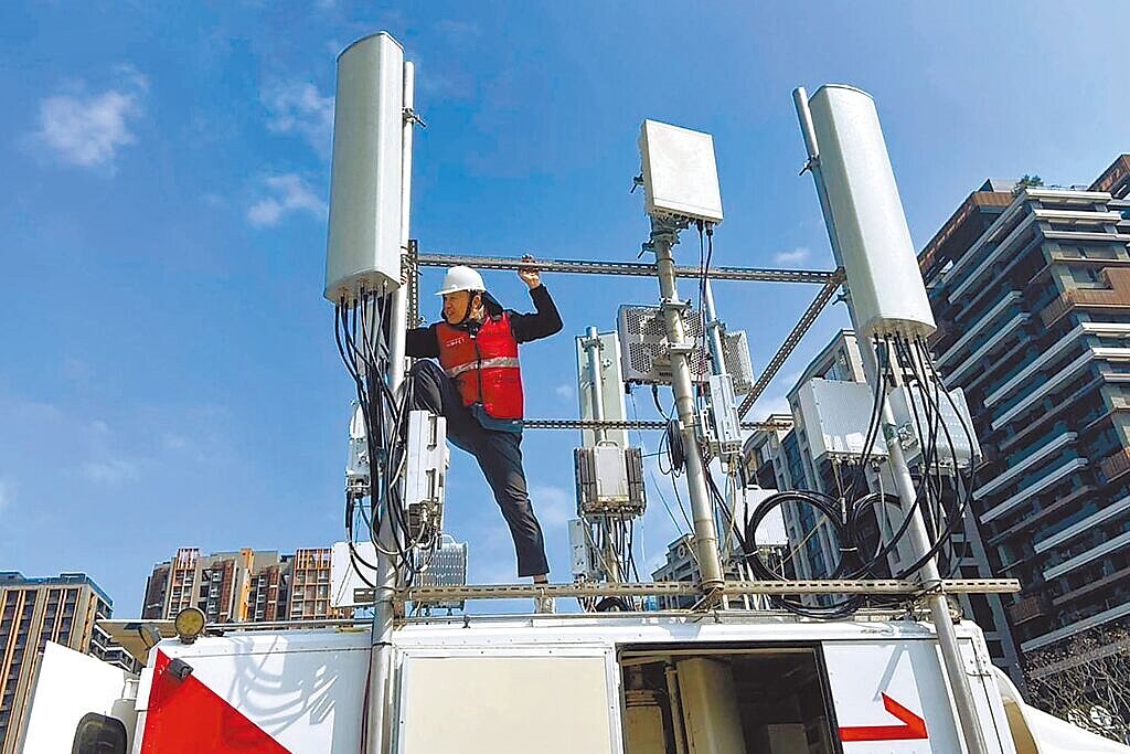 因應全台各地元宵燈會人潮匯聚,拍照、打卡,還有分享影片等行動數據需求暴增,電信業者嚴陣以待。圖為遠傳電信工程人員待命支援。圖/遠傳電信提供