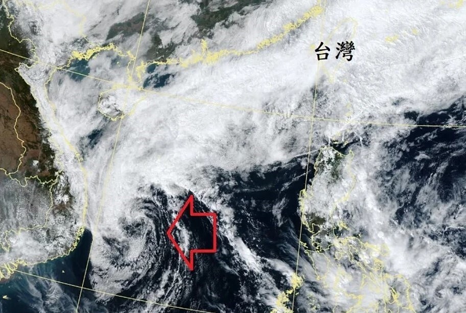 南海有個低壓雲系，有個完整的低層環流，西側稍有對流發展。圖／取自鄭明典臉書
