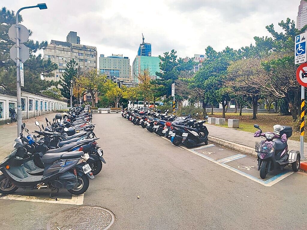 台北車站周邊4路段約400個機車格自3月3日起,由現行計次20元改採計時10元、每半小時收費5元,每格當日當次收費上限50元。圖為逸仙公園西側巷弄。圖/台北市交通局提供
