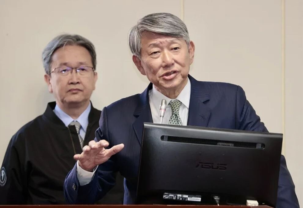 經濟部長郭智輝說，政府準備1000億元要改善台電財務，但錢放在抽屜裡不給用。記者黃義書／攝影
