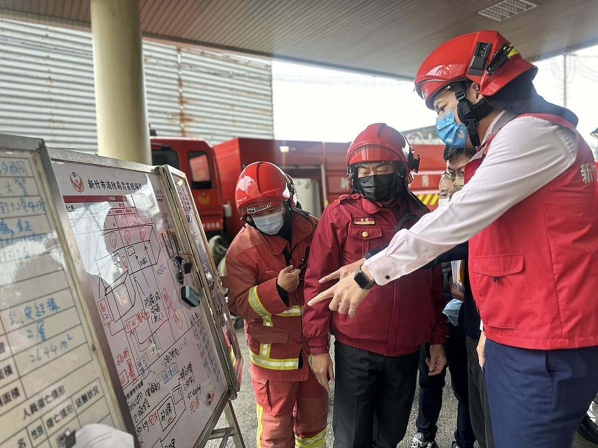 新竹市代理市長邱臣遠獲報後，也立即前往關心災情。邱臣遠表示，為確保消防同仁於救災過程中安全，除畫設安全區外，同時多使用無人機與消防砲台以泡沫及乾粉滅火。圖／新竹市政府提供
