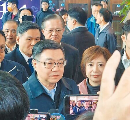 行政院長卓榮泰14日到台中聽取簡報,了解台中新光三越氣爆事件處理過程。(林欣儀攝)