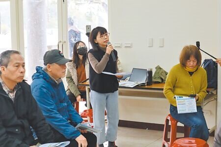 竹科湖畔花園旅館開發商14日舉辦環境影響說明書送審前公開會議,地方民眾出席表達意見。(邱立雅攝)