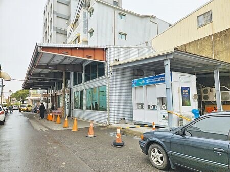 
屏東潮州安泰醫院被查出包括急診室外車道上的大型遮雨棚、院外鐵皮屋、院內頂樓等違建。（羅琦文攝）
