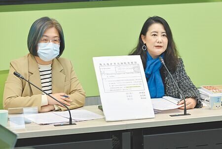 
民進黨立法院黨團幹事長吳思瑤（右）、書記長陳培瑜（左）14日舉行輿情回應記者會，呼籲藍白兩黨不設立場協商並處理總預算爭議。（姚志平攝）

