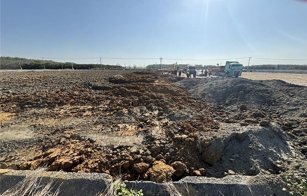 雲林地檢署偵辦雲林縣台西鄉長李文來涉廢棄物案,過程中發現林姓員警、陳姓派出所所長隱匿證據、洩密,全案14日偵結起訴10人。圖/雲林地檢署提供