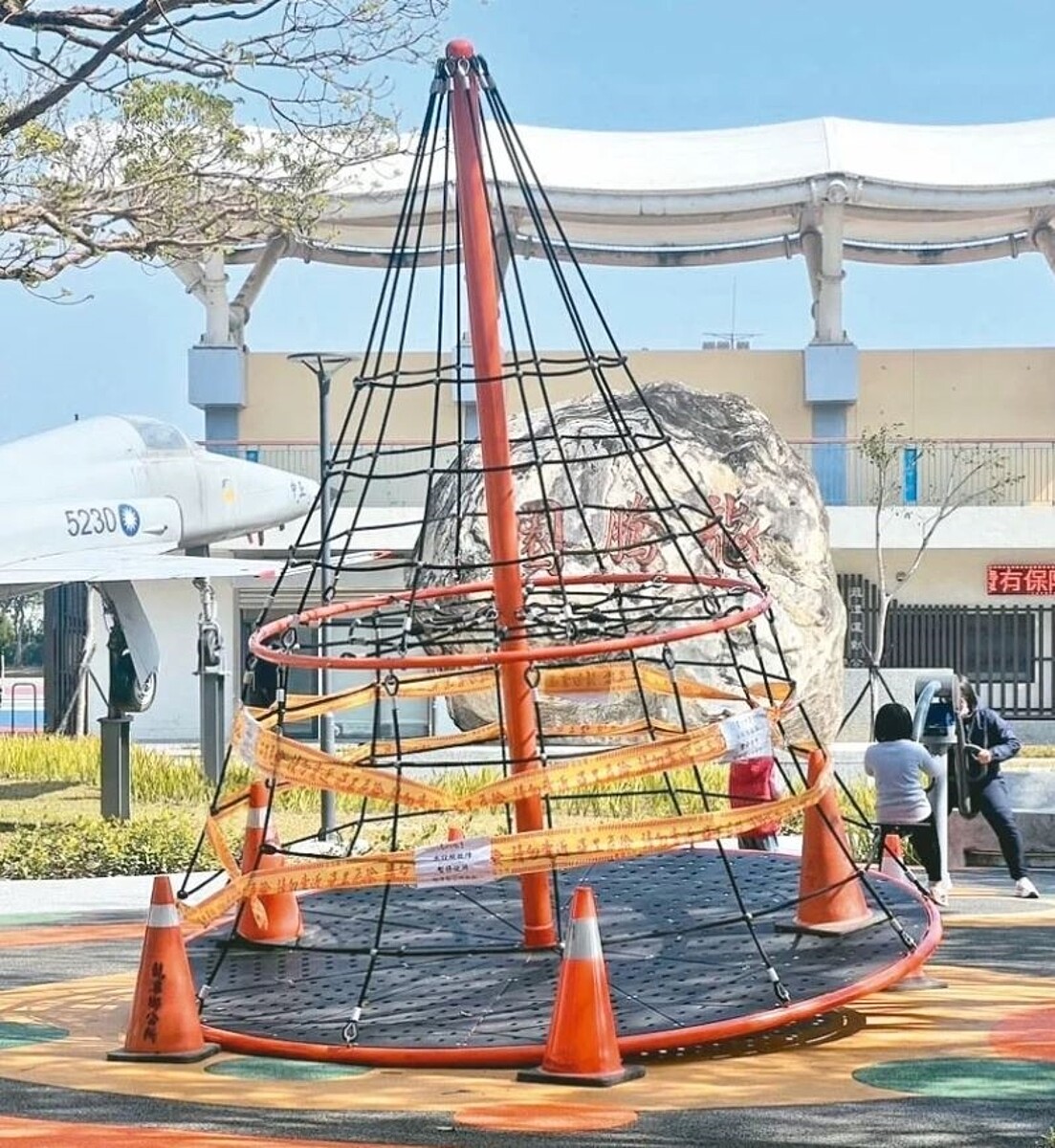 桃園市龍潭運動公園的轉轉盤被孩童當成跳跳床,遊具左右擺盪違背原本設計,最後難逃毀損命運。圖/桃園市工務局提供