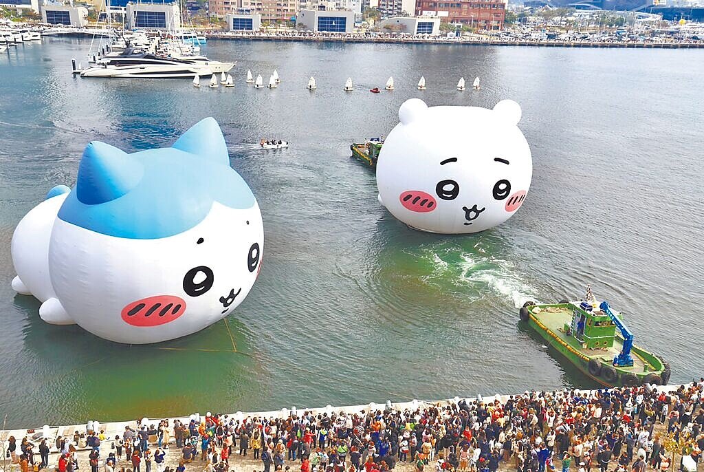 「2025 Kaohsiung Wonderland高雄冬日遊樂園」將於16日閉幕,高市府觀光局特別安排精采閉幕展演,屆時「吉伊卡哇」3隻可愛角色會在高雄港17號碼頭合體,與民眾道別。圖/高市府觀光局提供