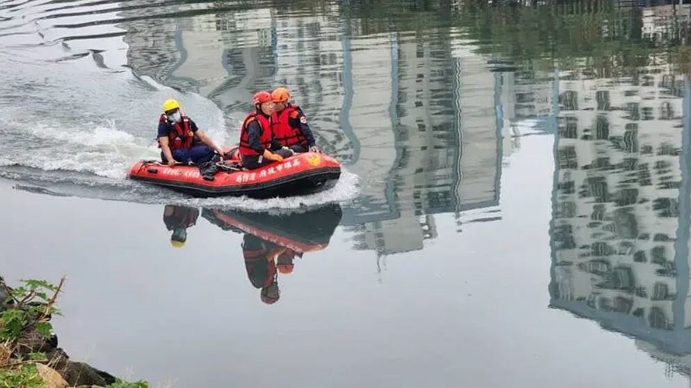 高雄警方打撈分屍案屍塊,在高雄港碼頭區找到4塊人體組織。圖/讀者提供