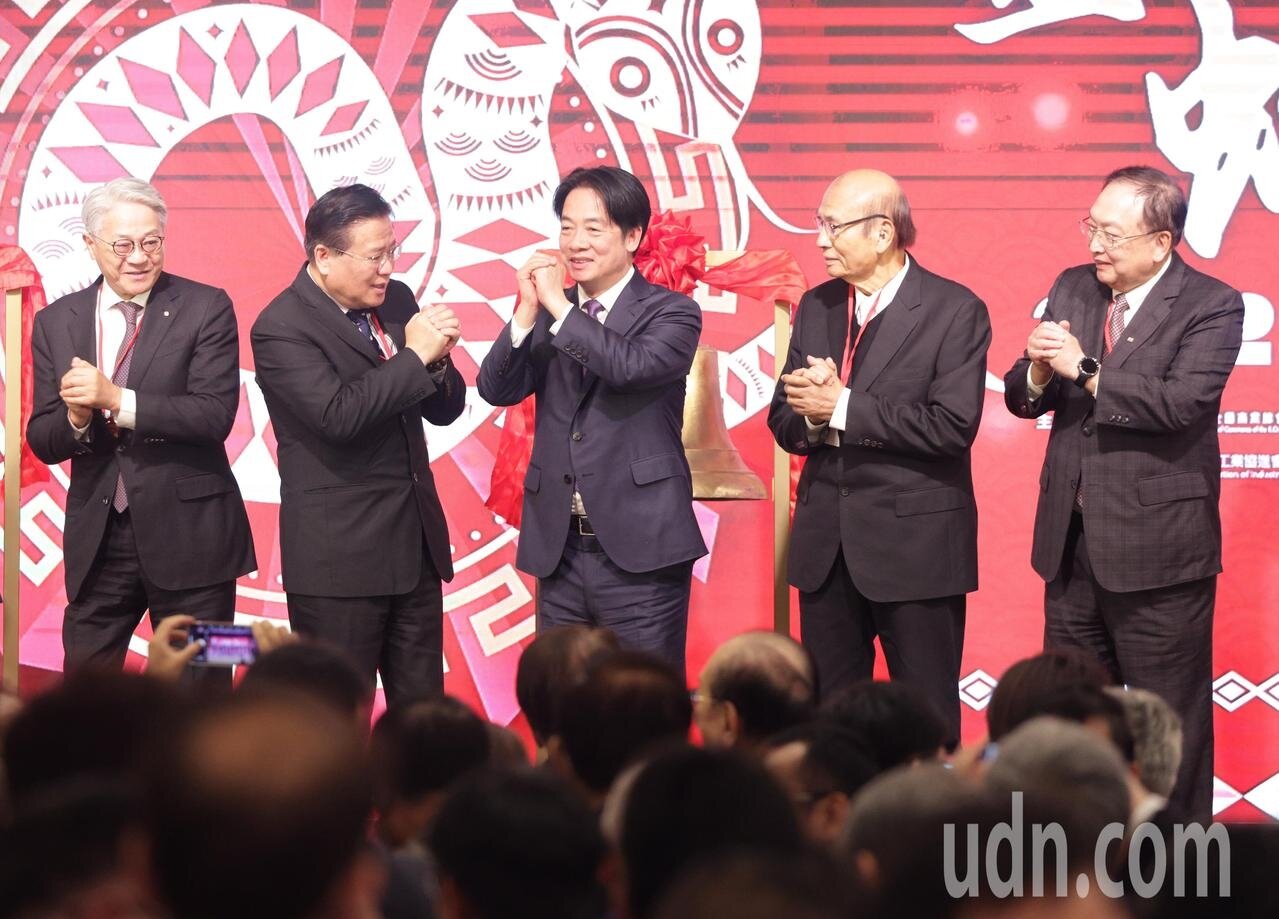 賴清德總統(中)昨天出席八大工商團體共同舉辦的春節聯誼活動,並與全國商業總會理事長許舒博(左二)、全國工業總會理事長潘俊榮(右二)、工商協進會理事長吳東亮(左一)、全國中小企業總會理事長李育家(右一)等彼此互道恭喜。記者潘俊宏/攝影