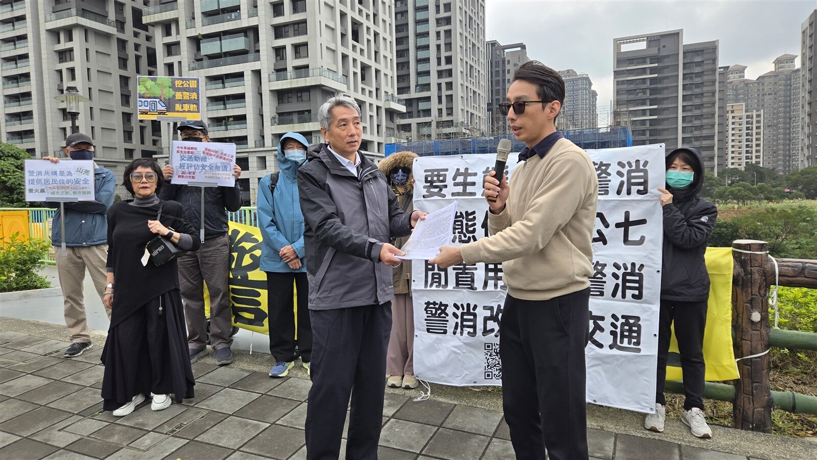 新北市政府舉行警消共構大樓新建工程動土典禮,「公七自然公園自救會」陳情並遞交陳情書。聯合報系資料照