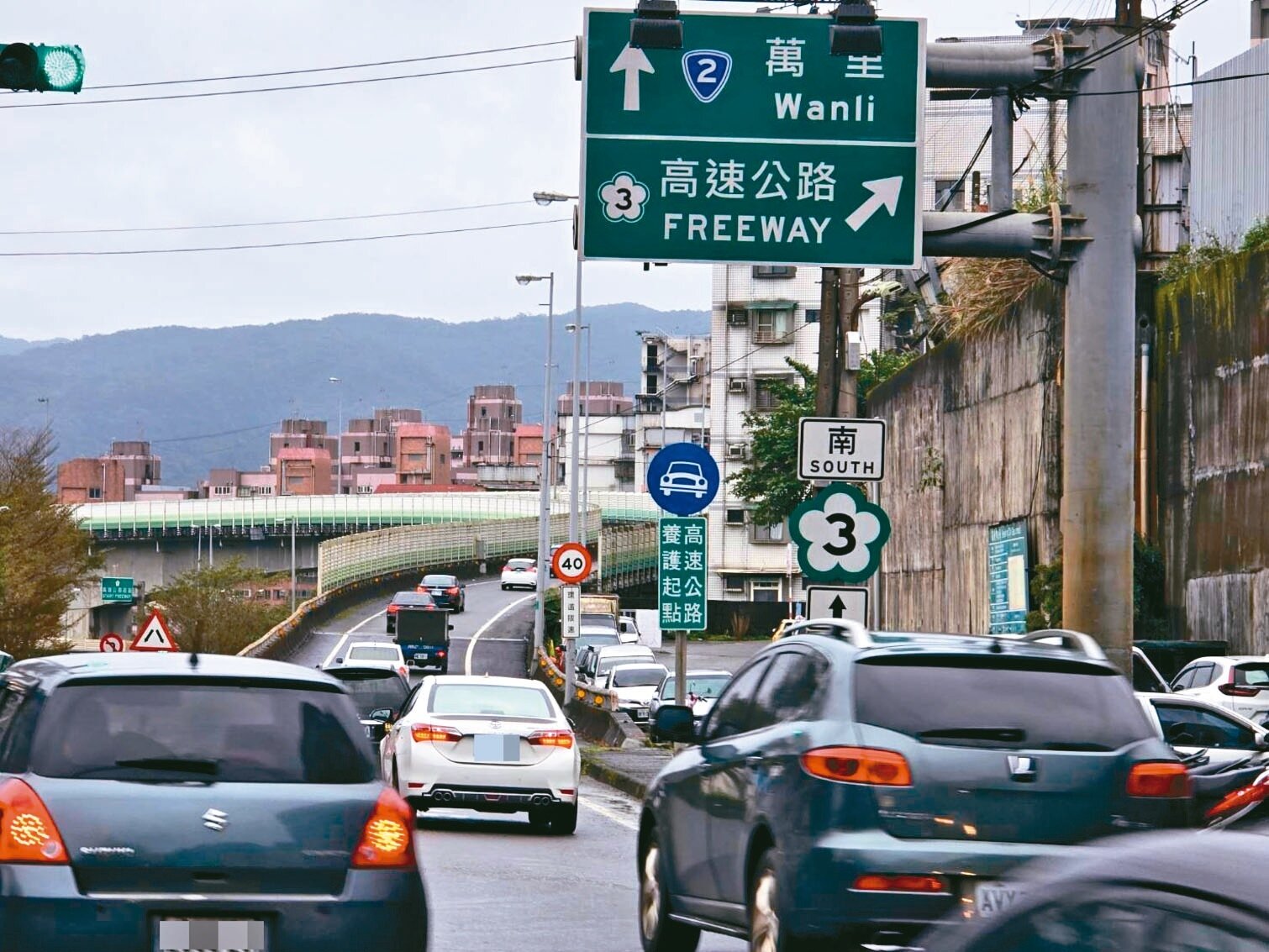 國3基金交流道南下匝道上班尖峰時段常塞車,造成基隆市基金一路、麥金路車流打結,地方建議開放路肩。記者游明煌/攝影