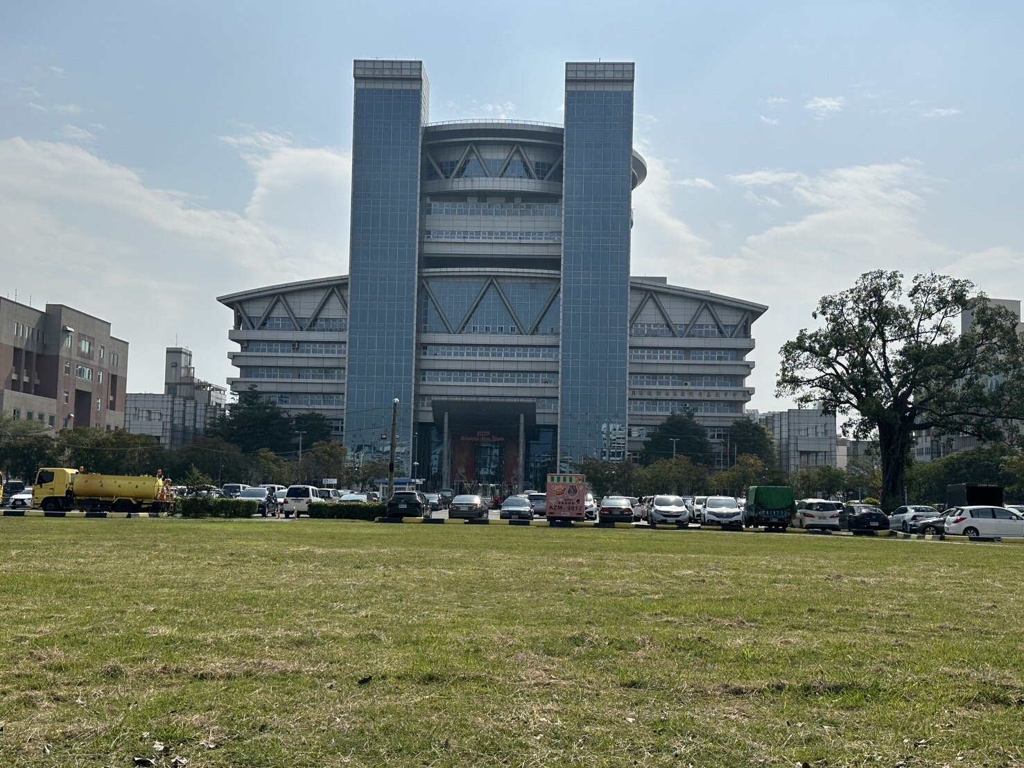 嘉義市府北棟大樓興建有望，預算及停車位增加，近期招標，計畫今年動工，北棟大樓基地目前暫做停車場及草皮。記者魯永明／攝影 