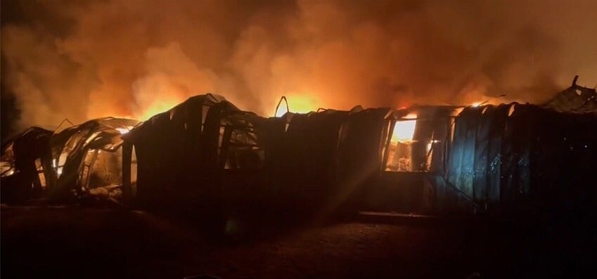 新竹市香山區南港街一家矽膠製品公司14日上午11時許發生火警意外,由於廠內存放大量化學物質,火勢已燃燒近10小時仍未撲滅,燃燒面積約2400平方公尺。圖/聯合報記者黃羿馨翻攝