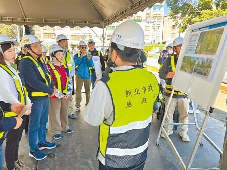 新北市長侯友宜(左二)15日視察中和秀朗橋北側區段徵收開發工程進度,聽取地政局簡報。(王揚傑攝)