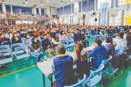 苗栗縣家長協會呼籲設立科學實驗高中,許多家長及校方代表到場,表達關心並支持。(呂麗甄攝)