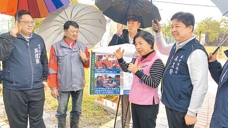 立委楊瓊瓔(右二)等人爭取體育署、台中市府750萬元經費,將在大雅體育園區建置5人制足球場,預計4月完成決標、今年底正式完工。(李京昇攝)