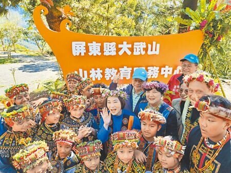 由舊泰武國小活化改建而成的屏東縣大武山山林教育服務中心,15日正式啟用,培養民眾山野活動基本技能。小朋友體驗樹攀,非常興奮。(羅琦文攝)