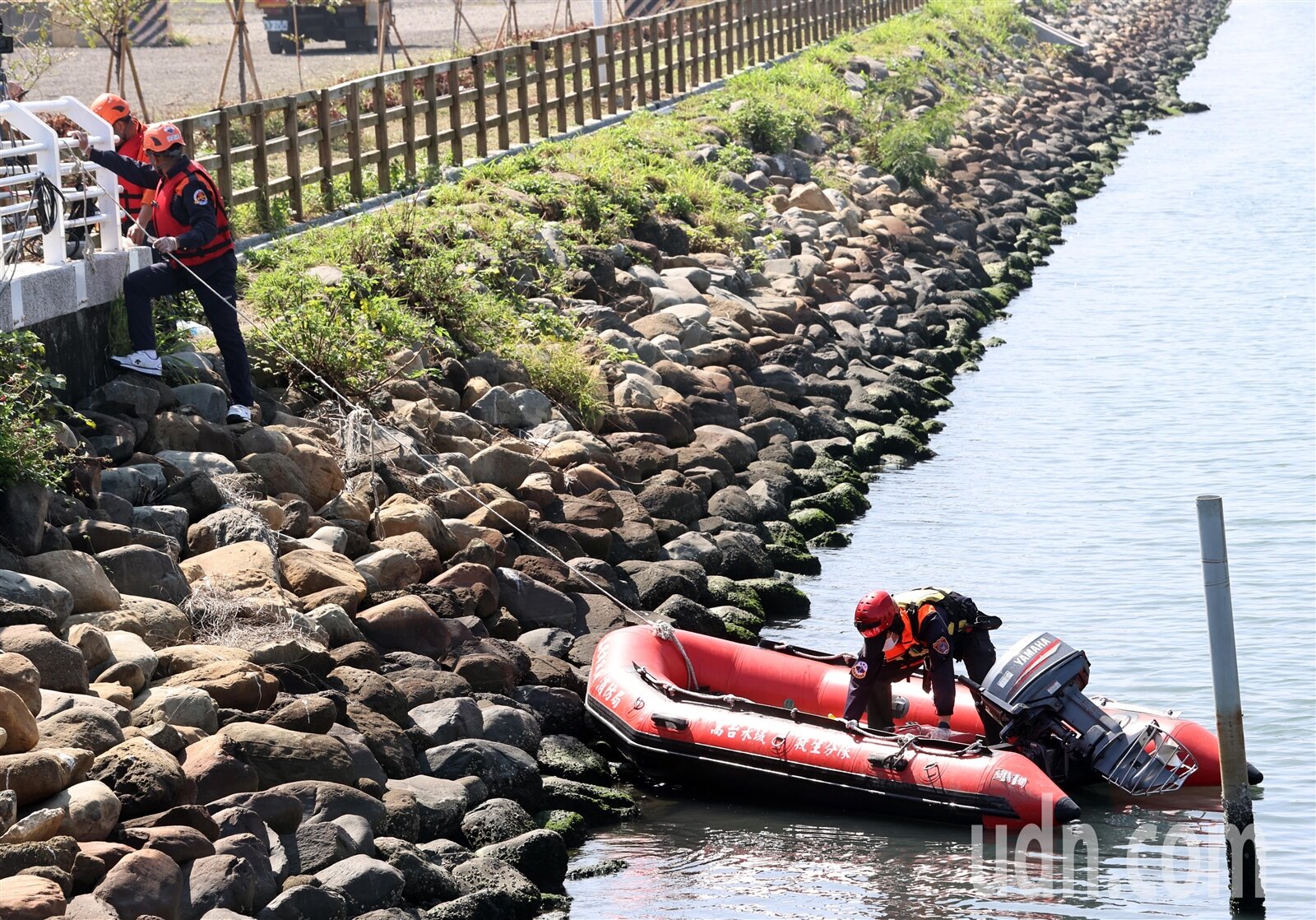 高雄檢警偵辦老翁張介宗涉連續殺人分屍案,昨進行第十天打撈屍塊。記者劉學聖/攝影