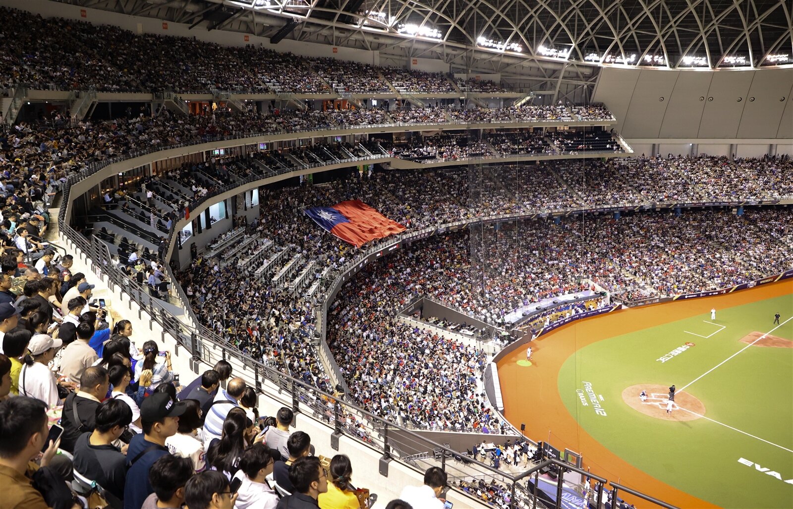 世界棒球經典賽資格賽2月20日在大巨蛋開打。圖為去年12強賽中華隊對上韓國隊,球迷帶巨幅國旗進場加油。本報資料照/記者曾原信攝影