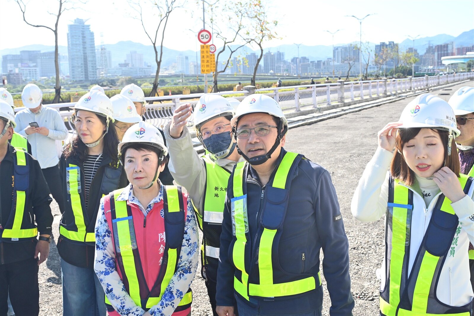 新北市長侯友宜今上午視察中和秀朗橋北側區段徵收開發工程。記者李定宇/攝影
