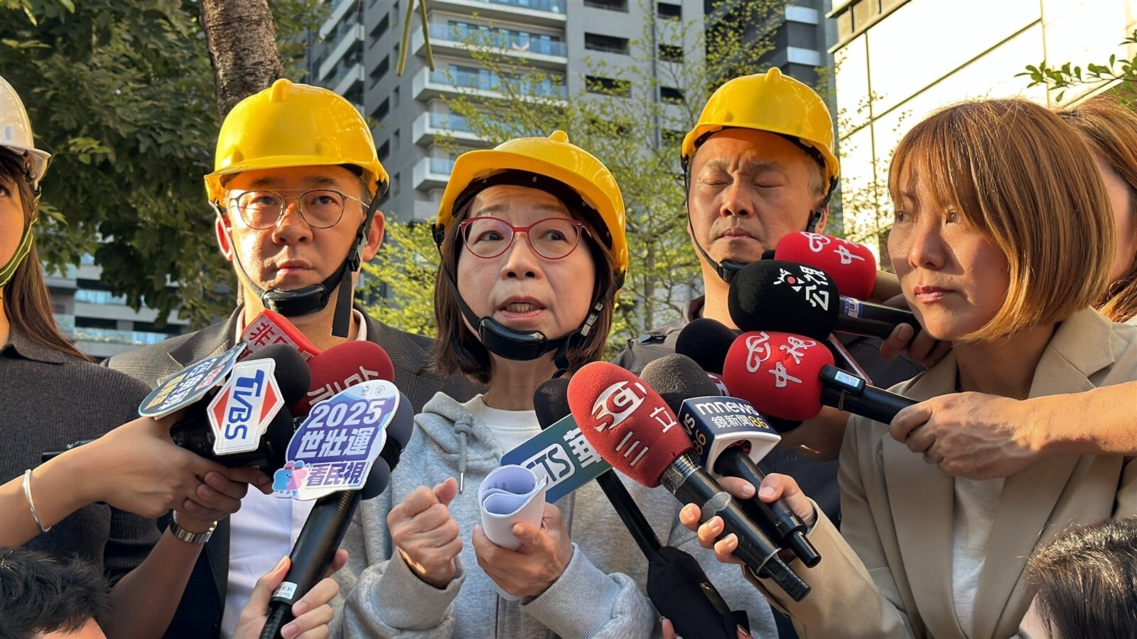 新光三越營業本部長曹美虹(中)表示,樓管的工作是巡樓,如果尋到的樓面剛好在施工,通常會進去看一下,與外界所稱的「監工」,在認知上不太一樣。記者黃仲裕/攝影