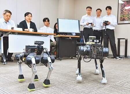 在人工智慧及半導體產業蓬勃發展帶動下,資訊工程相關科系成為各校最熱門系所,學者專家呼籲選擇科系應審慎評估個人性向與興趣。(本報資料照片)