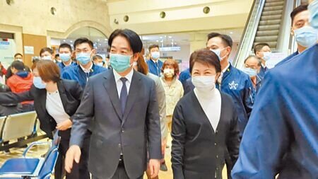 總統賴清德15日在台中市長盧秀燕人陪同下,到台中林新醫院探視因新光三越氣爆受傷住院的病患。(馮惠宜攝)