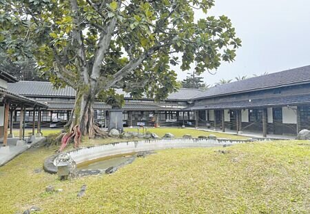 花蓮鐵道文化園區前身為鐵道部「花蓮港出張所」,是台灣僅存最完整的窄軌鐵道基地遺址,經登錄為花蓮縣歷史建築後,文化局近10年積極爭取經費修復並打造成文化藝文場域。(羅亦攝)
