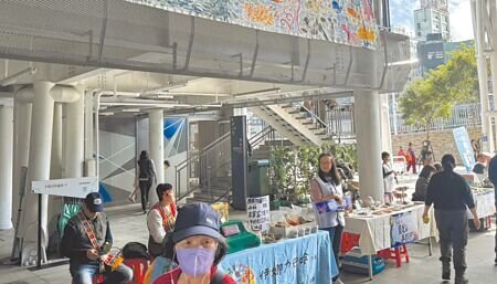 基隆市關心四接議題的環團「守護外木山行動小組」15日在基隆轉運站舉辦「基隆Chill海海在地議題市集」,透過輕鬆的市集方式分享四接議題。(徐佑昇攝)