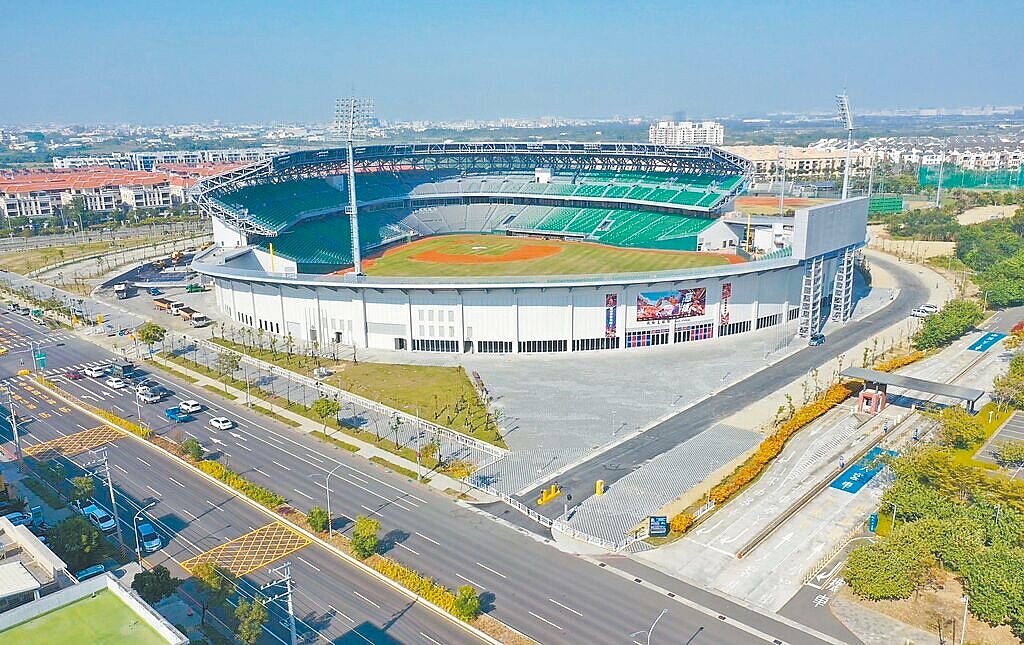 台南市亞太棒球場主場館落成,周邊規畫有3座停車場,居民仍擔心賽事期間帶來周邊交通與噪音問題。圖/台南市體育局提供